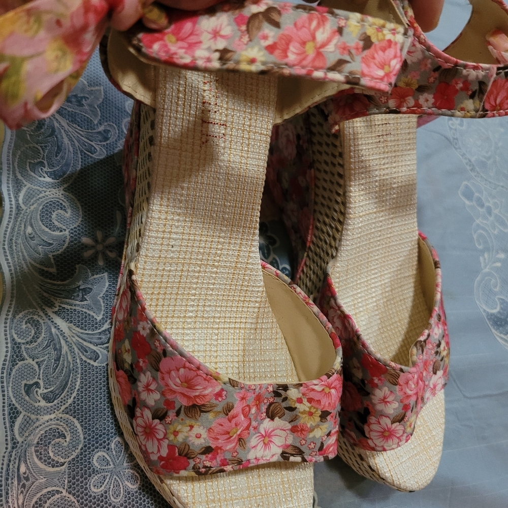 Sandle - Picture 4 of 5